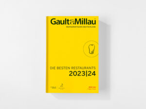 Gault & Millau 2023|24 Cover. Die Datei ist ein Foto im JPEG-Format.